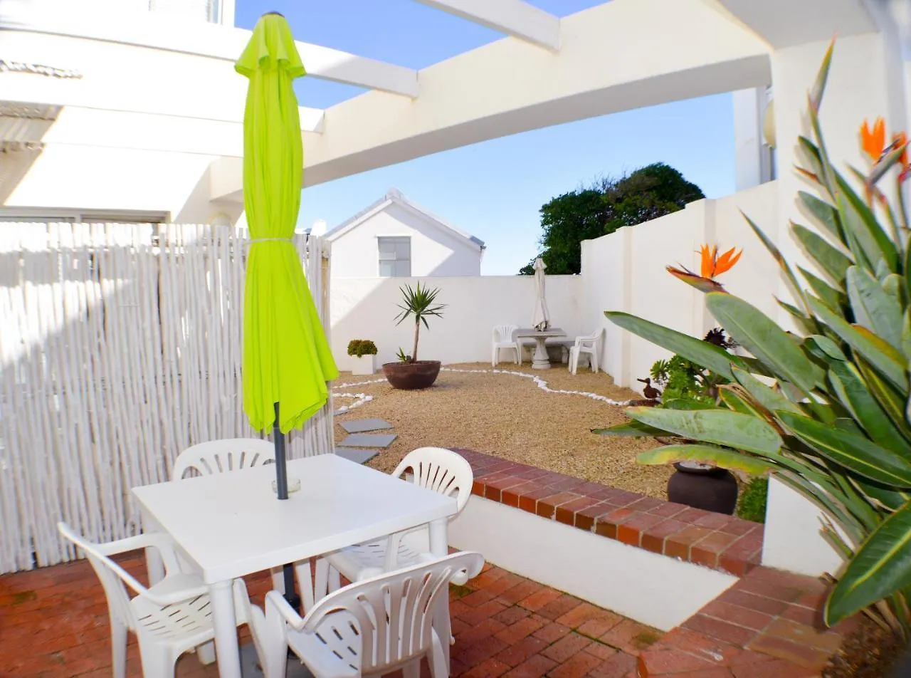 Small Bay Guest House Cape Town 3*, Bloubergstrand